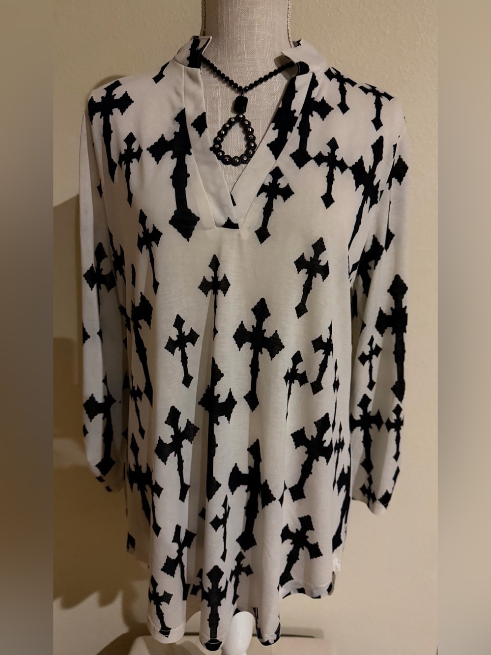 Cowgirl Hardware Womens Black & White Cross Print V-Neck Tunic Top